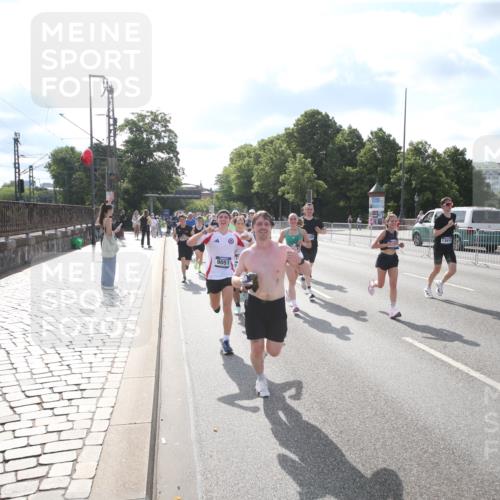 29.06.2025 - hella hamburg halbmarathon Jannik Wohlers http://msf.ph/oto/8144610 29.06.2025 09:54:18 Lombardsbrücke 1549, 1817, 1942, 2222, 2367, 2442, 2470, 2561, 2670, 2955, 4017, 4816, 5447, 5706, 5884, 6266, 6723, 6819, 6978, 7087, 7274, 8117, 8142, 8374, 8482, 8657, 8916, 8981, 9038, 9051, 9710, 9924, 10057, 11422, 11518, 11519, 11688, 12269, 12367, 12670, 13008, 13398, 13421, 13630, 13726, 13919, 14248, 14361, 14797, 14911, 15478, 15479, 16834, 17353, 17461, 17753, 17865, 18370, 18801, 18915, 18923, 18942, 19007 meine-sportfotos.de