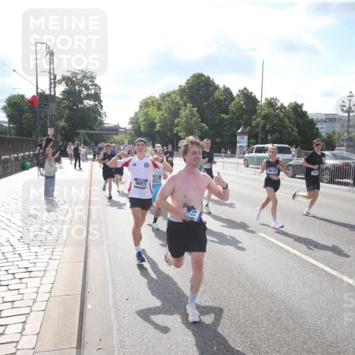 29.06.2025 - hella hamburg halbmarathon Jannik Wohlers http://msf.ph/oto/8144619 29.06.2025 09:54:18 Lombardsbrücke 1549, 1817, 1942, 2222, 2367, 2442, 2470, 2561, 2670, 2955, 4017, 4816, 5447, 5706, 5884, 6266, 6723, 6819, 6978, 7087, 7274, 8117, 8142, 8374, 8482, 8657, 8916, 8981, 9038, 9051, 9710, 9924, 10057, 11422, 11518, 11519, 11688, 12269, 12367, 12670, 13008, 13398, 13421, 13630, 13726, 13919, 14248, 14361, 14797, 14911, 15478, 15479, 16834, 17353, 17461, 17753, 17865, 18370, 18801, 18915, 18923, 18942, 19007 meine-sportfotos.de