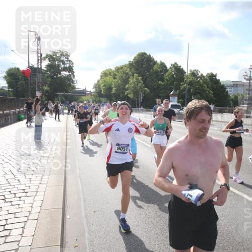 29.06.2025 - hella hamburg halbmarathon Jannik Wohlers http://msf.ph/oto/8144623 29.06.2025 09:54:19 Lombardsbrücke 1549, 1817, 1942, 2222, 2367, 2442, 2470, 2561, 2670, 2955, 4816, 5447, 5706, 5884, 6723, 6819, 6978, 7087, 7274, 7335, 8117, 8142, 8374, 8482, 8657, 8916, 8981, 9038, 9051, 9710, 9924, 11422, 11518, 11519, 11688, 12269, 12367, 12670, 13008, 13421, 13630, 13726, 13919, 14248, 14361, 14797, 14911, 15478, 15479, 15684, 16834, 16907, 17353, 17461, 17753, 17865, 18370, 18801, 18915, 18923, 18942, 19007 meine-sportfotos.de