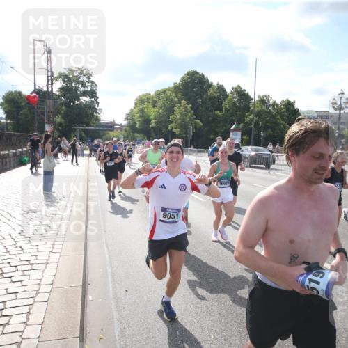 29.06.2025 - hella hamburg halbmarathon Jannik Wohlers http://msf.ph/oto/8144625 29.06.2025 09:54:19 Lombardsbrücke 1549, 1817, 1942, 2222, 2367, 2442, 2470, 2561, 2670, 2955, 4816, 5447, 5706, 5884, 6723, 6819, 6978, 7087, 7274, 7335, 8117, 8142, 8374, 8482, 8657, 8916, 8981, 9038, 9051, 9710, 9924, 11422, 11518, 11519, 11688, 12269, 12367, 12670, 13008, 13421, 13630, 13726, 13919, 14248, 14361, 14797, 14911, 15478, 15479, 15684, 16834, 16907, 17353, 17461, 17753, 17865, 18370, 18801, 18915, 18923, 18942, 19007 meine-sportfotos.de