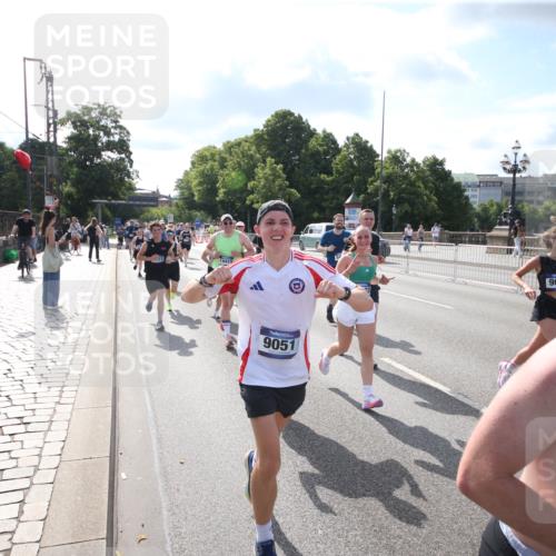 29.06.2025 - hella hamburg halbmarathon Jannik Wohlers http://msf.ph/oto/8144634 29.06.2025 09:54:19 Lombardsbrücke 1549, 1817, 1942, 2222, 2367, 2442, 2470, 2561, 2670, 2955, 4816, 5447, 5706, 5884, 6723, 6819, 6978, 7087, 7274, 7335, 8117, 8142, 8374, 8482, 8657, 8916, 8981, 9038, 9051, 9710, 9924, 11422, 11518, 11519, 11688, 12269, 12367, 12670, 13008, 13421, 13630, 13726, 13919, 14248, 14361, 14797, 14911, 15478, 15479, 15684, 16834, 16907, 17353, 17461, 17753, 17865, 18370, 18801, 18915, 18923, 18942, 19007 meine-sportfotos.de
