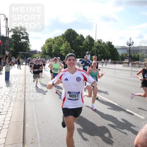 29.06.2025 - hella hamburg halbmarathon Jannik Wohlers http://msf.ph/oto/8144638 29.06.2025 09:54:19 Lombardsbrücke 1549, 1817, 1942, 2222, 2367, 2442, 2470, 2561, 2670, 2955, 4816, 5447, 5706, 5884, 6723, 6819, 6978, 7087, 7274, 7335, 8117, 8142, 8374, 8482, 8657, 8916, 8981, 9038, 9051, 9710, 9924, 11422, 11518, 11519, 11688, 12269, 12367, 12670, 13008, 13421, 13630, 13726, 13919, 14248, 14361, 14797, 14911, 15478, 15479, 15684, 16834, 16907, 17353, 17461, 17753, 17865, 18370, 18801, 18915, 18923, 18942, 19007 meine-sportfotos.de