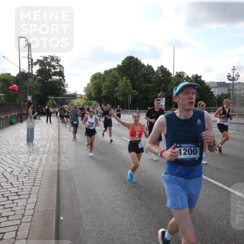 29.06.2025 - hella hamburg halbmarathon Jannik Wohlers http://msf.ph/oto/8144648 29.06.2025 09:54:49 Lombardsbrücke 1200, 1683, 1696, 2207, 2274, 2287, 2411, 2816, 3258, 3435, 3747, 4093, 4121, 4189, 5102, 5638, 5705, 6027, 6158, 6662, 6836, 6923, 6938, 7052, 7508, 7659, 8153, 8371, 8437, 8693, 8889, 8955, 9031, 9032, 9159, 9649, 9720, 9869, 9931, 9959, 10053, 10122, 10184, 10263, 10423, 10868, 11185, 11333, 11340, 12016, 12161, 12321, 12657, 13233, 13666, 14045, 15430, 15512, 15681, 15871, 16062, 16086, 16089, 16103, 16513, 16538, 17008, 17221, 17499, 17912 meine-sportfotos.de