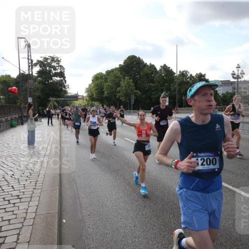 29.06.2025 - hella hamburg halbmarathon Jannik Wohlers http://msf.ph/oto/8144654 29.06.2025 09:54:49 Lombardsbrücke 1200, 1683, 1696, 2207, 2274, 2287, 2411, 2816, 3258, 3435, 3747, 4093, 4121, 4189, 5102, 5638, 5705, 6027, 6158, 6662, 6836, 6923, 6938, 7052, 7508, 7659, 8153, 8371, 8437, 8693, 8889, 8955, 9031, 9032, 9159, 9649, 9720, 9869, 9931, 9959, 10053, 10122, 10184, 10263, 10423, 10868, 11185, 11333, 11340, 12016, 12161, 12321, 12657, 13233, 13666, 14045, 15430, 15512, 15681, 15871, 16062, 16086, 16089, 16103, 16513, 16538, 17008, 17221, 17499, 17912 meine-sportfotos.de
