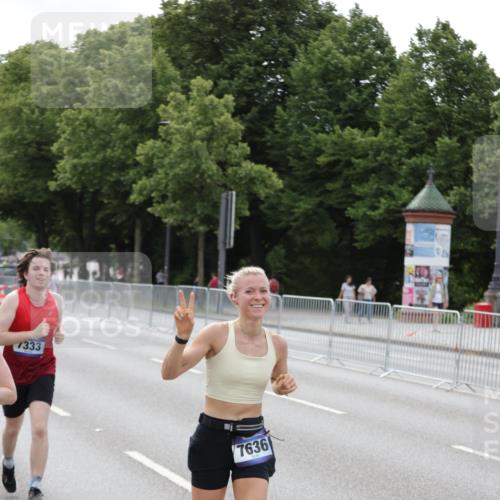 29.06.2025 - hella hamburg halbmarathon Jannik Wohlers http://msf.ph/oto/8144657 29.06.2025 10:09:43 Lombardsbrücke 1548, 3921, 5511, 7042, 7081, 7333, 7636, 8219, 8890, 9366, 9434, 9674, 10036, 10943, 11027, 12567, 16445, 16872, 17148, 18196, 18707 meine-sportfotos.de