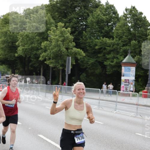 29.06.2025 - hella hamburg halbmarathon Jannik Wohlers http://msf.ph/oto/8144661 29.06.2025 10:09:43 Lombardsbrücke 1548, 3921, 5511, 7042, 7081, 7333, 7636, 8219, 8890, 9366, 9434, 9674, 10036, 10943, 11027, 12567, 16445, 16872, 17148, 18196, 18707 meine-sportfotos.de