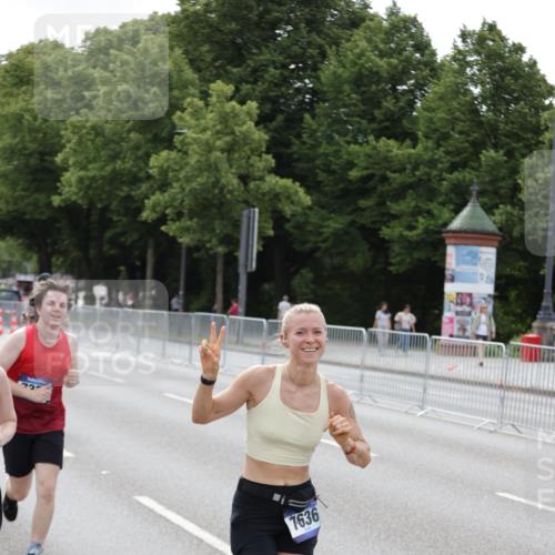 29.06.2025 - hella hamburg halbmarathon Jannik Wohlers http://msf.ph/oto/8144666 29.06.2025 10:09:43 Lombardsbrücke 1548, 3921, 5511, 7042, 7081, 7333, 7636, 8219, 8890, 9366, 9434, 9674, 10036, 10943, 11027, 12567, 16445, 16872, 17148, 18196, 18707 meine-sportfotos.de
