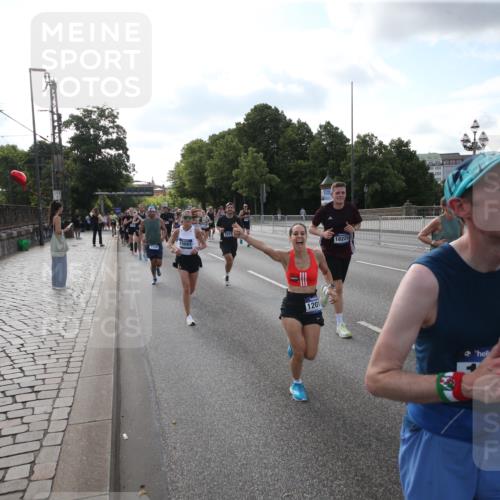 29.06.2025 - hella hamburg halbmarathon Jannik Wohlers http://msf.ph/oto/8144672 29.06.2025 09:54:49 Lombardsbrücke 1200, 1683, 1696, 2207, 2274, 2287, 2411, 2816, 3258, 3435, 3747, 4093, 4121, 4189, 5102, 5638, 5705, 6027, 6158, 6662, 6836, 6923, 6938, 7052, 7508, 7659, 8153, 8371, 8437, 8693, 8889, 8955, 9031, 9032, 9159, 9649, 9720, 9869, 9931, 9959, 10053, 10122, 10184, 10263, 10423, 10868, 11185, 11333, 11340, 12016, 12161, 12321, 12657, 13233, 13666, 14045, 15430, 15512, 15681, 15871, 16062, 16086, 16089, 16103, 16513, 16538, 17008, 17221, 17499, 17912 meine-sportfotos.de