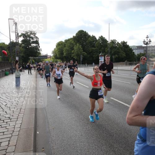 29.06.2025 - hella hamburg halbmarathon Jannik Wohlers http://msf.ph/oto/8144680 29.06.2025 09:54:49 Lombardsbrücke 1200, 1683, 1696, 2207, 2274, 2287, 2411, 2816, 3258, 3435, 3747, 4093, 4121, 4189, 5102, 5638, 5705, 6027, 6158, 6662, 6836, 6923, 6938, 7052, 7508, 7659, 8153, 8371, 8437, 8693, 8889, 8955, 9031, 9032, 9159, 9649, 9720, 9869, 9931, 9959, 10053, 10122, 10184, 10263, 10423, 10868, 11185, 11333, 11340, 12016, 12161, 12321, 12657, 13233, 13666, 14045, 15430, 15512, 15681, 15871, 16062, 16086, 16089, 16103, 16513, 16538, 17008, 17221, 17499, 17912 meine-sportfotos.de