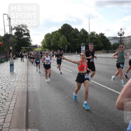 29.06.2025 - hella hamburg halbmarathon Jannik Wohlers http://msf.ph/oto/8144688 29.06.2025 09:54:49 Lombardsbrücke 1200, 1683, 1696, 2207, 2274, 2287, 2411, 2816, 3258, 3435, 3747, 4093, 4121, 4189, 5102, 5638, 5705, 6027, 6158, 6662, 6836, 6923, 6938, 7052, 7508, 7659, 8153, 8371, 8437, 8693, 8889, 8955, 9031, 9032, 9159, 9649, 9720, 9869, 9931, 9959, 10053, 10122, 10184, 10263, 10423, 10868, 11185, 11333, 11340, 12016, 12161, 12321, 12657, 13233, 13666, 14045, 15430, 15512, 15681, 15871, 16062, 16086, 16089, 16103, 16513, 16538, 17008, 17221, 17499, 17912 meine-sportfotos.de