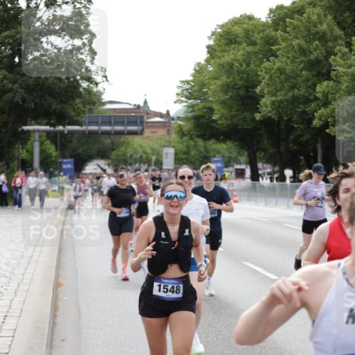 29.06.2025 - hella hamburg halbmarathon Jannik Wohlers http://msf.ph/oto/8144691 29.06.2025 10:09:44 Lombardsbrücke 1548, 3921, 5511, 7042, 7081, 7333, 7636, 8219, 8890, 9366, 9434, 9674, 10036, 10943, 11027, 12567, 16445, 16872, 17148, 18196, 18707 meine-sportfotos.de