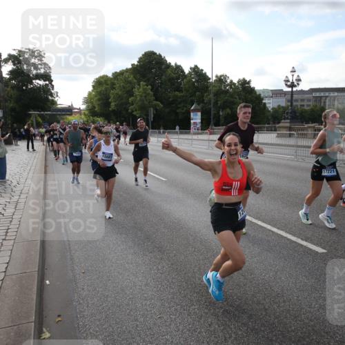 29.06.2025 - hella hamburg halbmarathon Jannik Wohlers http://msf.ph/oto/8144708 29.06.2025 09:54:50 Lombardsbrücke 1200, 1683, 1696, 2207, 2274, 2287, 2411, 2816, 3258, 3435, 3747, 4093, 4121, 4189, 5102, 5638, 5705, 6027, 6158, 6662, 6836, 6923, 6938, 7052, 7508, 7659, 8139, 8153, 8371, 8437, 8693, 8889, 8955, 9031, 9032, 9159, 9649, 9720, 9869, 9931, 9959, 10053, 10122, 10184, 10263, 10423, 10868, 11185, 11333, 11340, 12016, 12161, 12171, 12321, 12657, 13233, 13289, 13666, 14045, 15430, 15512, 15681, 15871, 16062, 16086, 16089, 16103, 16513, 16538, 17008, 17221, 17499, 17912 meine-sportfotos.de