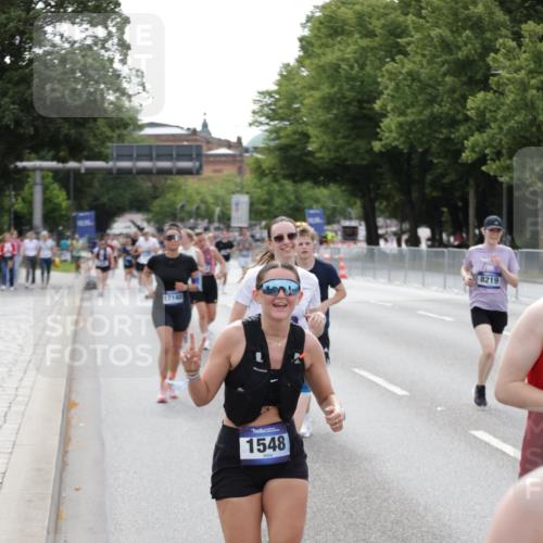 29.06.2025 - hella hamburg halbmarathon Jannik Wohlers http://msf.ph/oto/8144712 29.06.2025 10:09:45 Lombardsbrücke 1548, 3921, 5511, 7042, 7081, 7333, 7636, 8219, 8890, 9366, 9434, 9674, 10036, 10943, 11027, 12567, 16445, 16872, 17148, 18196 meine-sportfotos.de