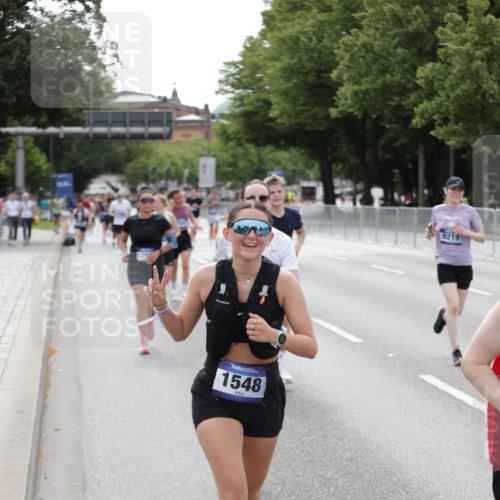 29.06.2025 - hella hamburg halbmarathon Jannik Wohlers http://msf.ph/oto/8144725 29.06.2025 10:09:45 Lombardsbrücke 1548, 3921, 5511, 7042, 7081, 7333, 7636, 8219, 8890, 9366, 9434, 9674, 10036, 10943, 11027, 12567, 16445, 16872, 17148, 18196 meine-sportfotos.de
