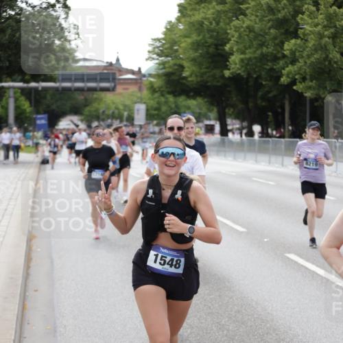 29.06.2025 - hella hamburg halbmarathon Jannik Wohlers http://msf.ph/oto/8144730 29.06.2025 10:09:45 Lombardsbrücke 1548, 3921, 5511, 7042, 7081, 7333, 7636, 8219, 8890, 9366, 9434, 9674, 10036, 10943, 11027, 12567, 16445, 16872, 17148, 18196 meine-sportfotos.de