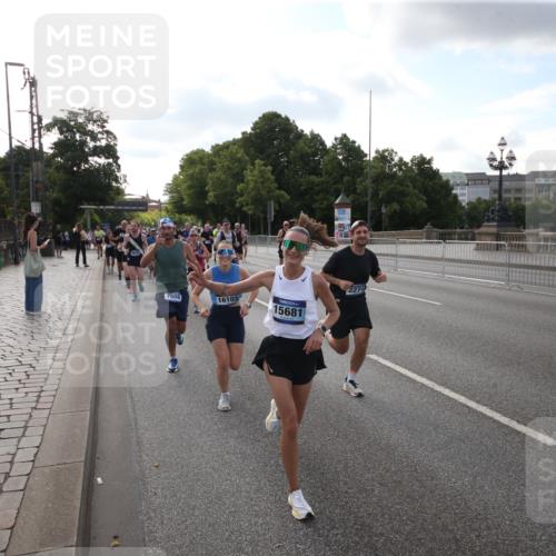 29.06.2025 - hella hamburg halbmarathon Jannik Wohlers http://msf.ph/oto/8144737 29.06.2025 09:54:50 Lombardsbrücke 1200, 1683, 1696, 2207, 2274, 2287, 2411, 2816, 3258, 3435, 3747, 4093, 4121, 4189, 5102, 5638, 5705, 6027, 6158, 6662, 6836, 6923, 6938, 7052, 7508, 7659, 8139, 8153, 8371, 8437, 8693, 8889, 8955, 9031, 9032, 9159, 9649, 9720, 9869, 9931, 9959, 10053, 10122, 10184, 10263, 10423, 10868, 11185, 11333, 11340, 12016, 12161, 12171, 12321, 12657, 13233, 13289, 13666, 14045, 15430, 15512, 15681, 15871, 16062, 16086, 16089, 16103, 16513, 16538, 17008, 17221, 17499, 17912 meine-sportfotos.de