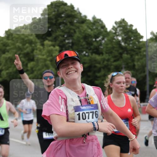 29.06.2025 - hella hamburg halbmarathon Jannik Wohlers http://msf.ph/oto/8144781 29.06.2025 10:46:44 Lombardsbrücke 1073, 1185, 1286, 1593, 1607, 1704, 1961, 2327, 2537, 2555, 2556, 2665, 4184, 4239, 4483, 5111, 5114, 5796, 5953, 6485, 6496, 6879, 7073, 7430, 7431, 8131, 8684, 8706, 8967, 9557, 9758, 9774, 9949, 10903, 11378, 11618, 11621, 12258, 12538, 12630, 12989, 13172, 13430, 13431, 13819, 14370, 14680, 15806, 15865, 16077, 16684, 16836, 17015, 17288, 17356, 18147, 18403, 18654, 18674, 18753 meine-sportfotos.de