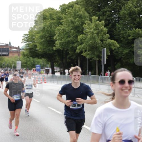 29.06.2025 - hella hamburg halbmarathon Jannik Wohlers http://msf.ph/oto/8144787 29.06.2025 10:09:47 Lombardsbrücke 1548, 3921, 5511, 7042, 7081, 7333, 7636, 8219, 8890, 9366, 9434, 9674, 10036, 10943, 11027, 13797, 16445, 16872, 17148, 18196 meine-sportfotos.de