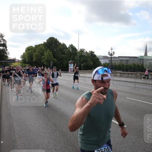29.06.2025 - hella hamburg halbmarathon Jannik Wohlers http://msf.ph/oto/8144793 29.06.2025 09:54:52 Lombardsbrücke 1200, 1683, 1696, 1706, 2207, 2274, 2287, 2411, 3258, 3435, 3747, 4093, 4121, 4189, 5102, 5638, 6027, 6158, 6662, 6836, 6938, 7052, 7508, 7659, 8139, 8153, 8371, 8437, 8454, 8693, 8889, 8899, 8955, 9031, 9032, 9159, 9529, 9649, 9720, 9869, 9931, 9959, 10053, 10122, 10184, 10263, 10423, 10868, 11185, 11340, 12016, 12161, 12171, 12321, 13233, 13289, 13570, 14045, 15430, 15681, 16086, 16089, 16103, 16513, 16538, 17008, 17221, 17499, 17912 meine-sportfotos.de