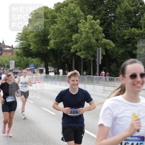 29.06.2025 - hella hamburg halbmarathon Jannik Wohlers http://msf.ph/oto/8144797 29.06.2025 10:09:47 Lombardsbrücke 1548, 3921, 5511, 7042, 7081, 7333, 7636, 8219, 8890, 9366, 9434, 9674, 10036, 10943, 11027, 13797, 16445, 16872, 17148, 18196 meine-sportfotos.de