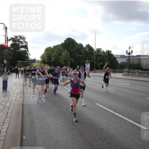 29.06.2025 - hella hamburg halbmarathon Jannik Wohlers http://msf.ph/oto/8144798 29.06.2025 09:54:52 Lombardsbrücke 1200, 1683, 1696, 1706, 2207, 2274, 2287, 2411, 3258, 3435, 3747, 4093, 4121, 4189, 5102, 5638, 6027, 6158, 6662, 6836, 6938, 7052, 7508, 7659, 8139, 8153, 8371, 8437, 8454, 8693, 8889, 8899, 8955, 9031, 9032, 9159, 9529, 9649, 9720, 9869, 9931, 9959, 10053, 10122, 10184, 10263, 10423, 10868, 11185, 11340, 12016, 12161, 12171, 12321, 13233, 13289, 13570, 14045, 15430, 15681, 16086, 16089, 16103, 16513, 16538, 17008, 17221, 17499, 17912 meine-sportfotos.de