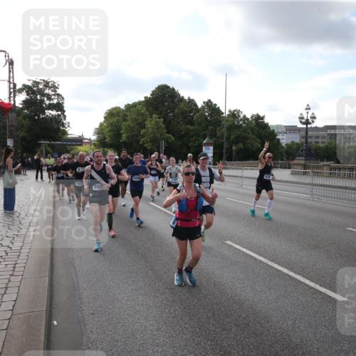 29.06.2025 - hella hamburg halbmarathon Jannik Wohlers http://msf.ph/oto/8144808 29.06.2025 09:54:53 Lombardsbrücke 1200, 1683, 1696, 1706, 2207, 2274, 2287, 2411, 3258, 3435, 3747, 4093, 4121, 4189, 5102, 5638, 5708, 6027, 6158, 6662, 6836, 6938, 7052, 7312, 7508, 7659, 8139, 8153, 8218, 8371, 8437, 8454, 8693, 8720, 8889, 8899, 8955, 9031, 9032, 9159, 9529, 9649, 9720, 9869, 9931, 9959, 10053, 10122, 10184, 10263, 10423, 10868, 11185, 11340, 12016, 12171, 12321, 12533, 12891, 13233, 13289, 13570, 14045, 15430, 15681, 16086, 16089, 16103, 16513, 16538, 17008, 17221, 17499, 17912 meine-sportfotos.de