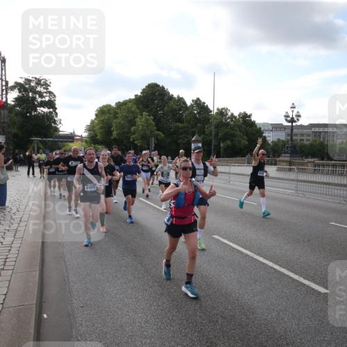 29.06.2025 - hella hamburg halbmarathon Jannik Wohlers http://msf.ph/oto/8144816 29.06.2025 09:54:53 Lombardsbrücke 1200, 1683, 1696, 1706, 2207, 2274, 2287, 2411, 3258, 3435, 3747, 4093, 4121, 4189, 5102, 5638, 5708, 6027, 6158, 6662, 6836, 6938, 7052, 7312, 7508, 7659, 8139, 8153, 8218, 8371, 8437, 8454, 8693, 8720, 8889, 8899, 8955, 9031, 9032, 9159, 9529, 9649, 9720, 9869, 9931, 9959, 10053, 10122, 10184, 10263, 10423, 10868, 11185, 11340, 12016, 12171, 12321, 12533, 12891, 13233, 13289, 13570, 14045, 15430, 15681, 16086, 16089, 16103, 16513, 16538, 17008, 17221, 17499, 17912 meine-sportfotos.de