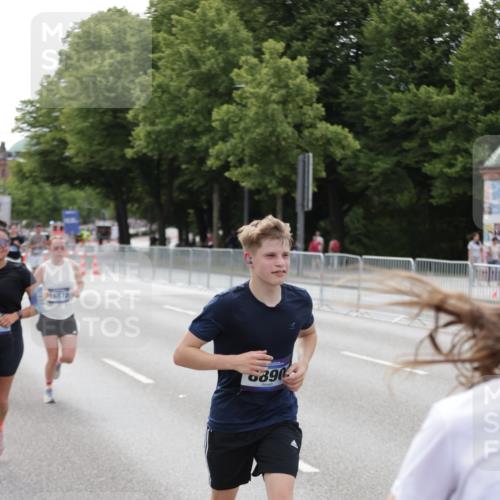 29.06.2025 - hella hamburg halbmarathon Jannik Wohlers http://msf.ph/oto/8144819 29.06.2025 10:09:47 Lombardsbrücke 1548, 3921, 5511, 7042, 7081, 7333, 7636, 8219, 8890, 9366, 9434, 9674, 10036, 10943, 11027, 13797, 16445, 16872, 17148, 18196 meine-sportfotos.de
