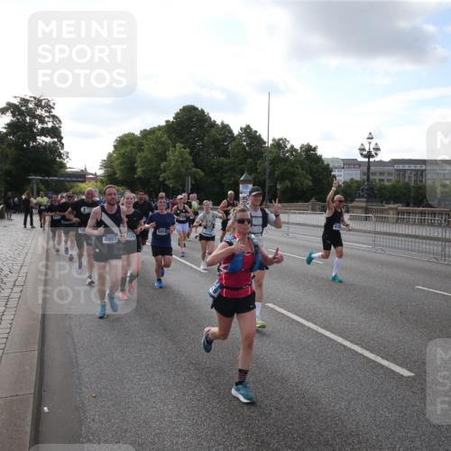 29.06.2025 - hella hamburg halbmarathon Jannik Wohlers http://msf.ph/oto/8144823 29.06.2025 09:54:53 Lombardsbrücke 1200, 1683, 1696, 1706, 2207, 2274, 2287, 2411, 3258, 3435, 3747, 4093, 4121, 4189, 5102, 5638, 5708, 6027, 6158, 6662, 6836, 6938, 7052, 7312, 7508, 7659, 8139, 8153, 8218, 8371, 8437, 8454, 8693, 8720, 8889, 8899, 8955, 9031, 9032, 9159, 9529, 9649, 9720, 9869, 9931, 9959, 10053, 10122, 10184, 10263, 10423, 10868, 11185, 11340, 12016, 12171, 12321, 12533, 12891, 13233, 13289, 13570, 14045, 15430, 15681, 16086, 16089, 16103, 16513, 16538, 17008, 17221, 17499, 17912 meine-sportfotos.de