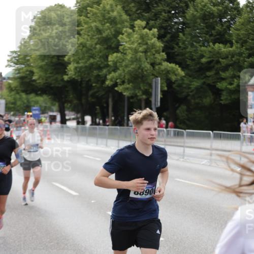 29.06.2025 - hella hamburg halbmarathon Jannik Wohlers http://msf.ph/oto/8144824 29.06.2025 10:09:47 Lombardsbrücke 1548, 3921, 5511, 7042, 7081, 7333, 7636, 8219, 8890, 9366, 9434, 9674, 10036, 10943, 11027, 13797, 16445, 16872, 17148, 18196 meine-sportfotos.de