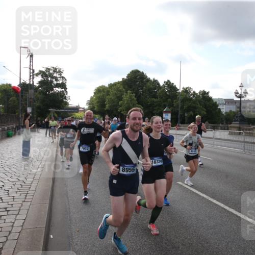 29.06.2025 - hella hamburg halbmarathon Jannik Wohlers http://msf.ph/oto/8144847 29.06.2025 09:54:54 Lombardsbrücke 1200, 1683, 1696, 1706, 2207, 2274, 2287, 2411, 3258, 3435, 3747, 4093, 4121, 4189, 5102, 5638, 5708, 6027, 6158, 6662, 6836, 6938, 7052, 7312, 7508, 8139, 8153, 8205, 8218, 8371, 8437, 8454, 8693, 8720, 8889, 8899, 8955, 9031, 9032, 9159, 9529, 9649, 9720, 9869, 9931, 9959, 10053, 10122, 10184, 10263, 10423, 10868, 11185, 11340, 12016, 12171, 12321, 12533, 12891, 13233, 13289, 13570, 14045, 15430, 15681, 16089, 16103, 16513, 16538, 17008, 17221, 17499, 17912 meine-sportfotos.de