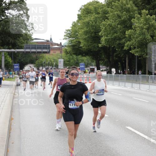 29.06.2025 - hella hamburg halbmarathon Jannik Wohlers http://msf.ph/oto/8144851 29.06.2025 10:09:48 Lombardsbrücke 1548, 3921, 5182, 5511, 7042, 7081, 7333, 7636, 8219, 8890, 9366, 9434, 10036, 10943, 11027, 13797, 16445, 16639, 16872, 17148, 18196 meine-sportfotos.de