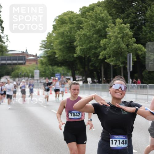 29.06.2025 - hella hamburg halbmarathon Jannik Wohlers http://msf.ph/oto/8144891 29.06.2025 10:09:49 Lombardsbrücke 1548, 3921, 5182, 5511, 7042, 7081, 7333, 7636, 8219, 8890, 9366, 9434, 10036, 10943, 11027, 13797, 15409, 16445, 16639, 16872, 17148, 18196 meine-sportfotos.de