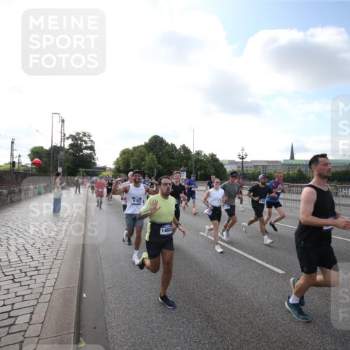 29.06.2025 - hella hamburg halbmarathon Jannik Wohlers http://msf.ph/oto/8144912 29.06.2025 09:54:58 Lombardsbrücke 1200, 1683, 1696, 1706, 1884, 1976, 2207, 2274, 2287, 2411, 3258, 3435, 3747, 4093, 4189, 5102, 5708, 6027, 6158, 6662, 6836, 6938, 7052, 7312, 7508, 8139, 8153, 8205, 8218, 8454, 8693, 8720, 8889, 8899, 8955, 9032, 9529, 9649, 9720, 9959, 10053, 10184, 10263, 10423, 11185, 11340, 12016, 12171, 12321, 12533, 12891, 13233, 13289, 13570, 14045, 15681, 16103, 17221 meine-sportfotos.de