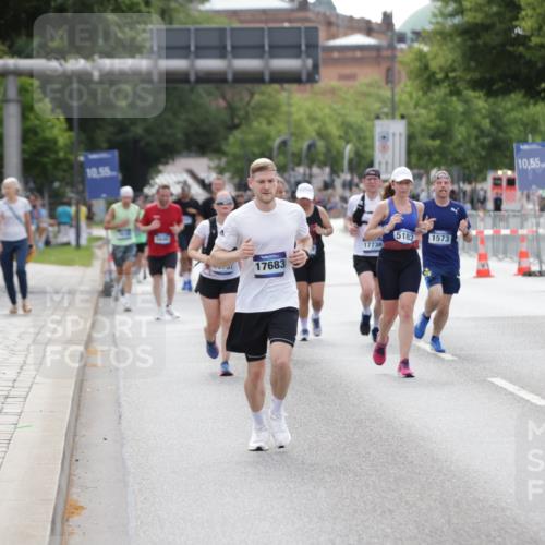 29.06.2025 - hella hamburg halbmarathon Jannik Wohlers http://msf.ph/oto/8144914 29.06.2025 10:09:52 Lombardsbrücke 1548, 1573, 3921, 5182, 5511, 7042, 7081, 7333, 7636, 8219, 8890, 9366, 9434, 9816, 10036, 10943, 11027, 11180, 13797, 14822, 15409, 16445, 16639, 16872, 17148, 17730, 18196, 19023 meine-sportfotos.de