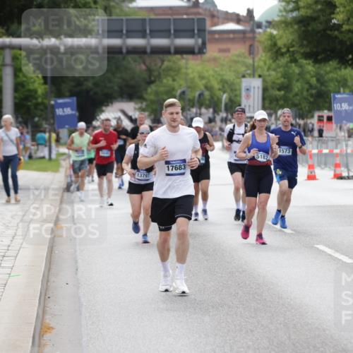 29.06.2025 - hella hamburg halbmarathon Jannik Wohlers http://msf.ph/oto/8144918 29.06.2025 10:09:52 Lombardsbrücke 1548, 1573, 3921, 5182, 5511, 7042, 7081, 7333, 7636, 8219, 8890, 9366, 9434, 9816, 10036, 10943, 11027, 11180, 13797, 14822, 15409, 16445, 16639, 16872, 17148, 17730, 18196, 19023 meine-sportfotos.de