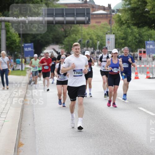 29.06.2025 - hella hamburg halbmarathon Jannik Wohlers http://msf.ph/oto/8144923 29.06.2025 10:09:52 Lombardsbrücke 1548, 1573, 3921, 5182, 5511, 7042, 7081, 7333, 7636, 8219, 8890, 9366, 9434, 9816, 10036, 10943, 11027, 11180, 13797, 14822, 15409, 16445, 16639, 16872, 17148, 17730, 18196, 19023 meine-sportfotos.de