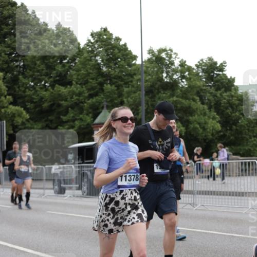 29.06.2025 - hella hamburg halbmarathon Jannik Wohlers http://msf.ph/oto/8144969 29.06.2025 10:46:53 Lombardsbrücke 1185, 1463, 1523, 1607, 1704, 2148, 2537, 2555, 2994, 4184, 4325, 4483, 4806, 4895, 5895, 6255, 6256, 6879, 6995, 7430, 7431, 7630, 7631, 8105, 8131, 8706, 8915, 8953, 9018, 9273, 9557, 9774, 10075, 10903, 11276, 11378, 11621, 12538, 12989, 13172, 13349, 13430, 13431, 13806, 13819, 13830, 13898, 14370, 14441, 14516, 15865, 16077, 16337, 16552, 16684, 16836, 17015, 17122, 17514, 18147, 18258, 18674, 18753, 18781, 18852, 18858 meine-sportfotos.de