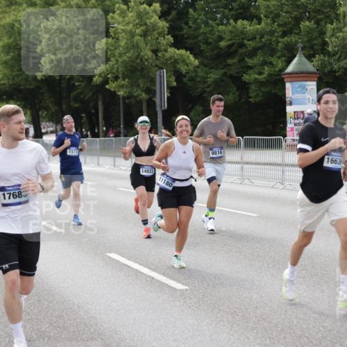 29.06.2025 - hella hamburg halbmarathon Jannik Wohlers http://msf.ph/oto/8144987 29.06.2025 10:09:56 Lombardsbrücke 1573, 5182, 5440, 7042, 7333, 7636, 7685, 8219, 8890, 9816, 11027, 11180, 13797, 14822, 15409, 16166, 16639, 16872, 17148, 17730, 19023 meine-sportfotos.de