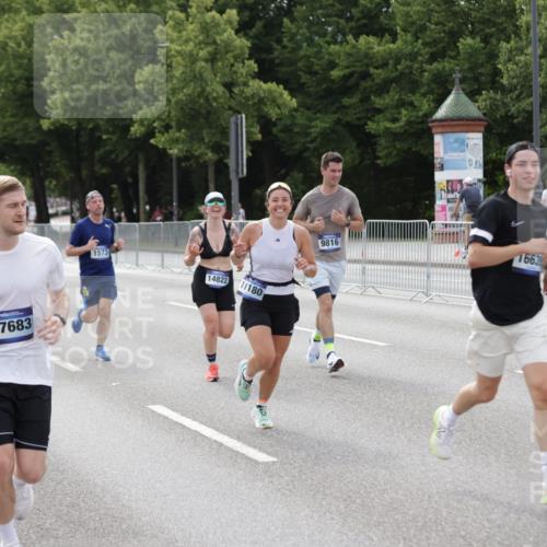 29.06.2025 - hella hamburg halbmarathon Jannik Wohlers http://msf.ph/oto/8144990 29.06.2025 10:09:56 Lombardsbrücke 1573, 5182, 5440, 7042, 7333, 7636, 7685, 8219, 8890, 9816, 11027, 11180, 13797, 14822, 15409, 16166, 16639, 16872, 17148, 17730, 19023 meine-sportfotos.de