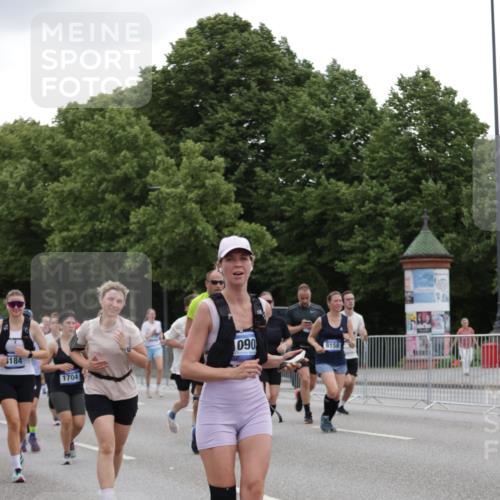 29.06.2025 - hella hamburg halbmarathon Jannik Wohlers http://msf.ph/oto/8145002 29.06.2025 10:46:54 Lombardsbrücke 1463, 1523, 1607, 1704, 2148, 2537, 2555, 2994, 4184, 4325, 4483, 4806, 4895, 4974, 4975, 5895, 6255, 6256, 6879, 6995, 7430, 7431, 7630, 7631, 8105, 8131, 8706, 8915, 8953, 9018, 9273, 9557, 9774, 9969, 9972, 10075, 10903, 11276, 11378, 11621, 12989, 13172, 13349, 13430, 13431, 13806, 13819, 13830, 13898, 14370, 14441, 14516, 14517, 15413, 15865, 16337, 16552, 16836, 17015, 17122, 17514, 18147, 18258, 18674, 18753, 18781, 18852, 18858 meine-sportfotos.de