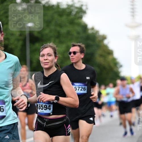 29.06.2025 - hella hamburg halbmarathon Dr. Thomas Lammeyer http://msf.ph/oto/8145006 29.06.2025 10:05:20 Kennedybrücke 1387, 1420, 1526, 1726, 2006, 2091, 2363, 2490, 2936, 3425, 3625, 3976, 4068, 4249, 4319, 4370, 5675, 6087, 6281, 6302, 6487, 6531, 6591, 6835, 6924, 7287, 7658, 7757, 7759, 7761, 8030, 8046, 8326, 8392, 8691, 8822, 8923, 9124, 9932, 10383, 10576, 10705, 11043 meine-sportfotos.de