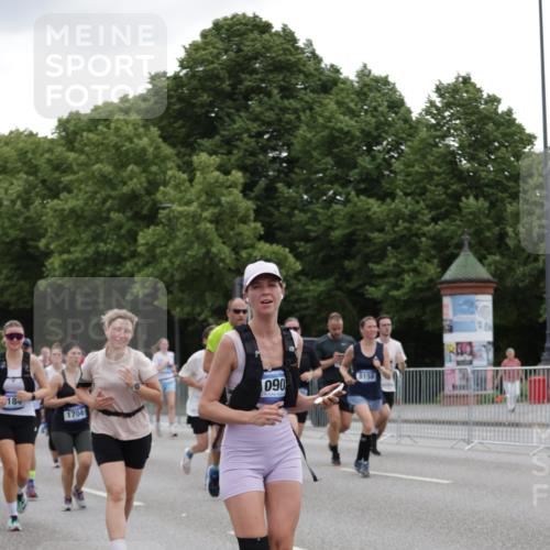 29.06.2025 - hella hamburg halbmarathon Jannik Wohlers http://msf.ph/oto/8145010 29.06.2025 10:46:54 Lombardsbrücke 1463, 1523, 1607, 1704, 2148, 2537, 2555, 2994, 4184, 4325, 4483, 4806, 4895, 4974, 4975, 5895, 6255, 6256, 6879, 6995, 7430, 7431, 7630, 7631, 8105, 8131, 8706, 8915, 8953, 9018, 9273, 9557, 9774, 9969, 9972, 10075, 10903, 11276, 11378, 11621, 12989, 13172, 13349, 13430, 13431, 13806, 13819, 13830, 13898, 14370, 14441, 14516, 14517, 15413, 15865, 16337, 16552, 16836, 17015, 17122, 17514, 18147, 18258, 18674, 18753, 18781, 18852, 18858 meine-sportfotos.de