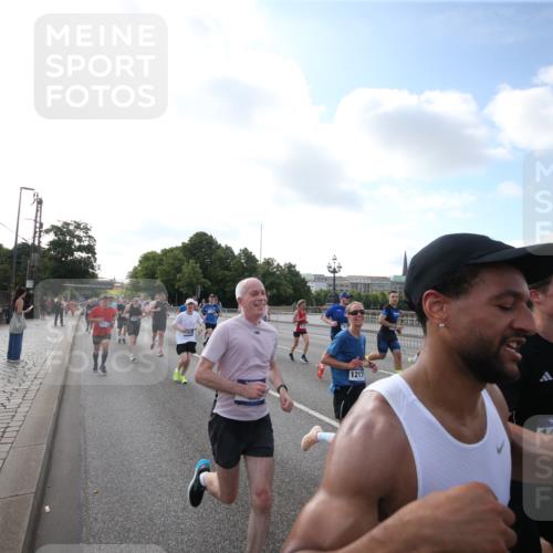 29.06.2025 - hella hamburg halbmarathon Jannik Wohlers http://msf.ph/oto/8145013 29.06.2025 09:54:59 Lombardsbrücke 1683, 1696, 1706, 1884, 1976, 2207, 2274, 2287, 2411, 3435, 3747, 4093, 4189, 5102, 5708, 5915, 6158, 6532, 6662, 6836, 6938, 7052, 7312, 7508, 8139, 8153, 8205, 8218, 8454, 8693, 8720, 8856, 8889, 8899, 8927, 8955, 9529, 9649, 9720, 9959, 10053, 10184, 10263, 10423, 10988, 11185, 11340, 12016, 12171, 12321, 12533, 12891, 13233, 13289, 13570, 14045, 15681, 16103, 17221 meine-sportfotos.de