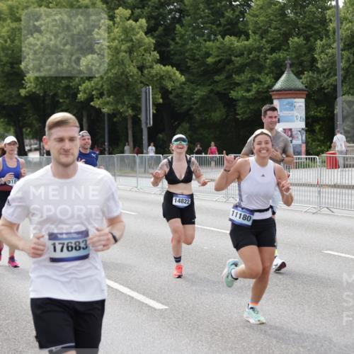 29.06.2025 - hella hamburg halbmarathon Jannik Wohlers http://msf.ph/oto/8145023 29.06.2025 10:09:56 Lombardsbrücke 1573, 5182, 5440, 7042, 7333, 7636, 7685, 8219, 8890, 9816, 11027, 11180, 13797, 14822, 15409, 16166, 16639, 16872, 17148, 17730, 19023 meine-sportfotos.de