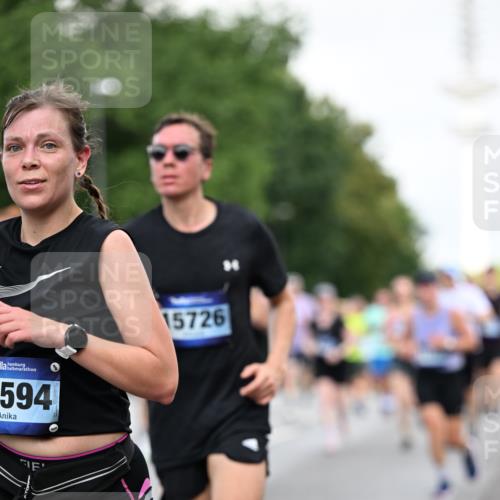 29.06.2025 - hella hamburg halbmarathon Dr. Thomas Lammeyer http://msf.ph/oto/8145036 29.06.2025 10:05:21 Kennedybrücke 1387, 1420, 1526, 1726, 2006, 2091, 2167, 2363, 2490, 2936, 3425, 3625, 3976, 4068, 4249, 4319, 4370, 5675, 6087, 6281, 6302, 6487, 6591, 6924, 7287, 7658, 7757, 7759, 7761, 8030, 8046, 8326, 8392, 8691, 8822, 8923, 9124, 9932, 10281, 10301, 10383, 10576, 10705, 11043 meine-sportfotos.de