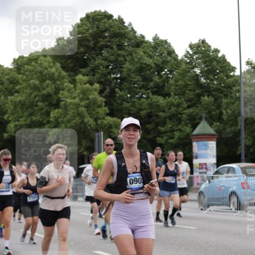 29.06.2025 - hella hamburg halbmarathon Jannik Wohlers http://msf.ph/oto/8145038 29.06.2025 10:46:54 Lombardsbrücke 1463, 1523, 1607, 1704, 2148, 2537, 2555, 2994, 4184, 4325, 4483, 4806, 4895, 4974, 4975, 5895, 6255, 6256, 6879, 6995, 7430, 7431, 7630, 7631, 8105, 8131, 8706, 8915, 8953, 9018, 9273, 9557, 9774, 9969, 9972, 10075, 10903, 11276, 11378, 11621, 12989, 13172, 13349, 13430, 13431, 13806, 13819, 13830, 13898, 14370, 14441, 14516, 14517, 15413, 15865, 16337, 16552, 16836, 17015, 17122, 17514, 18147, 18258, 18674, 18753, 18781, 18852, 18858 meine-sportfotos.de