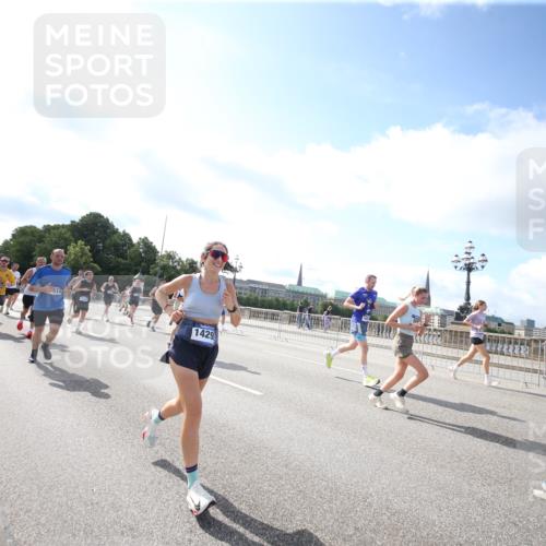 29.06.2025 - hella hamburg halbmarathon Jannik Wohlers http://msf.ph/oto/8145042 29.06.2025 09:55:54 Lombardsbrücke 1061, 1452, 1499, 1592, 2083, 2504, 2953, 3256, 4077, 5482, 5600, 5607, 5978, 6115, 6168, 6511, 6512, 7178, 7583, 7943, 8514, 8968, 8989, 8996, 9246, 9537, 9994, 10596, 10891, 11124, 11467, 12545, 12779, 12870, 12875, 13007, 13159, 13211, 13463, 13812, 13875, 13948, 15090, 15157, 15714, 15829, 15868, 15899, 16149, 16369, 16375, 16477, 16877, 16891, 16986, 17127, 17131, 17282, 17962, 18021 meine-sportfotos.de