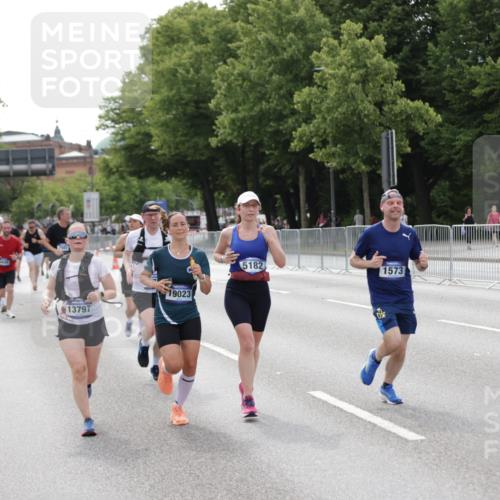 29.06.2025 - hella hamburg halbmarathon Jannik Wohlers http://msf.ph/oto/8145043 29.06.2025 10:09:57 Lombardsbrücke 1573, 5182, 5440, 7042, 7333, 7636, 7685, 8219, 8890, 9816, 11180, 12008, 13797, 14679, 14822, 15409, 16166, 16639, 16872, 17148, 17730, 19023 meine-sportfotos.de