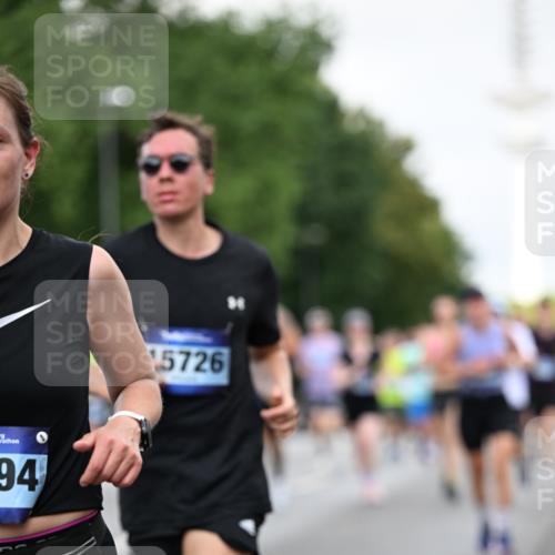 29.06.2025 - hella hamburg halbmarathon Dr. Thomas Lammeyer http://msf.ph/oto/8145044 29.06.2025 10:05:21 Kennedybrücke 1387, 1420, 1526, 1726, 2006, 2091, 2167, 2363, 2490, 2936, 3425, 3625, 3976, 4068, 4249, 4319, 4370, 5675, 6087, 6281, 6302, 6487, 6591, 6924, 7287, 7658, 7757, 7759, 7761, 8030, 8046, 8326, 8392, 8691, 8822, 8923, 9124, 9932, 10281, 10301, 10383, 10576, 10705, 11043 meine-sportfotos.de